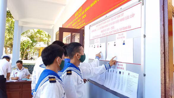 Cử tri ở Trường Sa nghiên cứu tiểu sử, chương trình hành động của các ứng cử viên đại biểu Quốc hội khóa XV và đại biểu HĐND các cấp trước khi bỏ phiếu. Ảnh: Văn Ninh