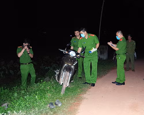 Công an khám nghiệm hiện trường.