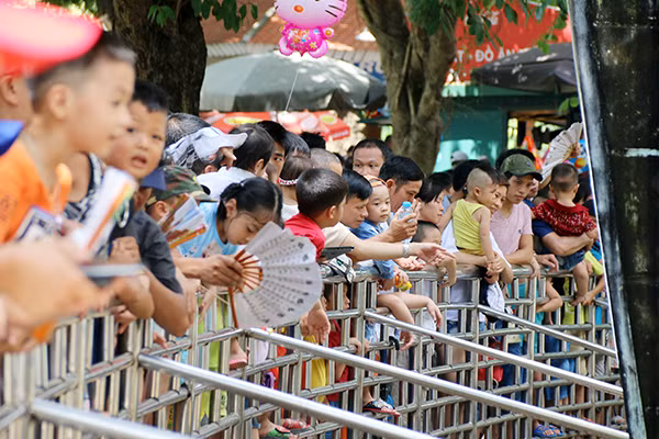 Khu vực thu hút đông người tới nhất vẫn là ở các chuồng hổ, khỉ, vượn, hà mã…