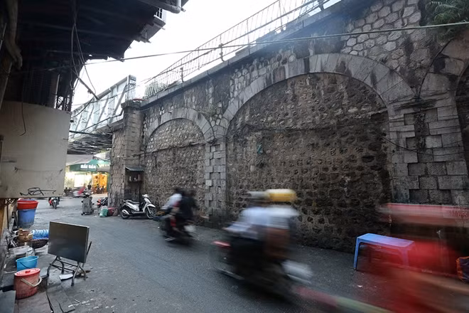 6 vòm cầu được lựa chọn thí điểm đục thông lần này nằm trong tổng số 131 vòm cầu Phùng Hưng đã được UBND quận Hoàn Kiếm lên kế hoạch thực hiện việc đục thông từ năm 2017.