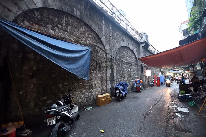 Ngoài ra, việc đục thông 6 vòm cầu này sẽ tạo ra sự kết nối với không gian tuyến đi bộ thương mại dịch vụ từ Hàng Đào-Hàng Giấy, qua đó kết nối với không gian bích họa. Khu vực này bước đầu trở thành điểm đến cho du khách,