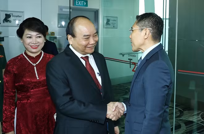 Quan chức Chính phủ Singapore đón Thủ tướng Nguyễn Xuân Phúc tại sân bay quốc tế Changi. Ảnh: VGP/Quang Hiếu