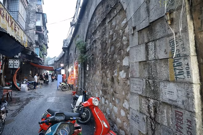 Hiện tại khu vực các vòm cầu trên đang được các hộ kinh doanh khá nhếch nhác. Nhiều quán ăn, cửa hàng tạp hóa bày bán lấn chiếm 2/3 lòng đường, đồng thời hệ thống mái che tạm bợ được dựng giữa phố khiến, lấn chiếm không gian khiến việc đi lại người dân gặp nhiều khó khăn.