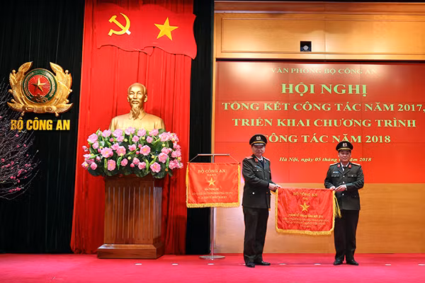 Bộ trưởng Tô Lâm trao Cờ thi đua của Bộ Công an tặng Phòng Kế hoạch Tổng hợp thuộc Văn phòng Bộ.