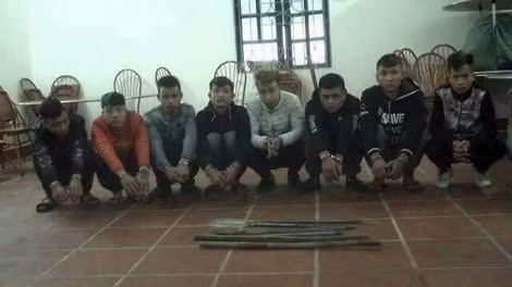 Nhóm thanh niên tại cơ quan Công an. Nhóm thanh niên tại cơ quan Công an.