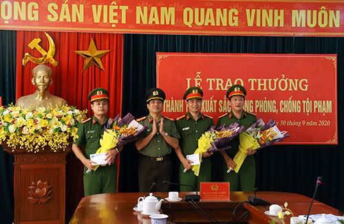 Đại tá Lê Khắc Thuyết trao thưởng cho các lực lượng tham gia phá án