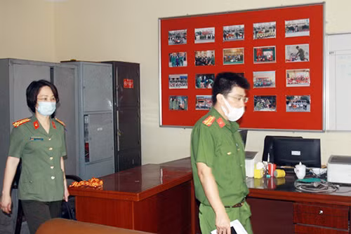 Kiểm tra, khảo sát bên trong các phòng của cán bộ giảng viên để nghiên cứu cải tạo thành phòng cách ly cho cán bộ