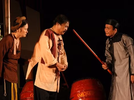 Cảnh trong vở “Hồn Trương Ba da hàng thịt” của cố tác giả Lưu Quang Vũ. Cảnh trong vở “Hồn Trương Ba da hàng thịt” của cố tác giả Lưu Quang Vũ.