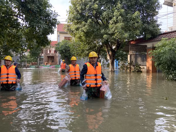 Cùng với đảm bảo an toàn, các cán bộ Công ty Điện lực Hà Tĩnh còn tặng mì tôm, nước uống cho những gia đình khó khăn