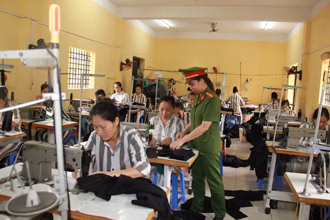 Cán bộ Trại giam Xuân Nguyên hướng dẫn phạm nhân lao động.
