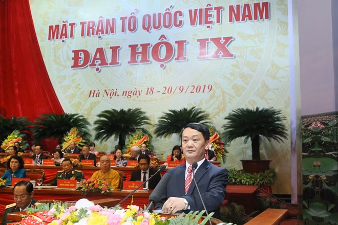 Phó Chủ tịch –Tổng Thư ký Hầu A Lềnh trình bày báo cáo chính trị của UBTƯ MTTQ Việt Nam khoá VIII tại Đại hội
