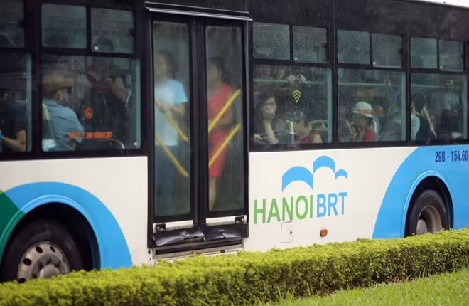 Buýt nhanh BRT giờ cũng bất lực trước dòng phương tiện đông đúc, kẹt cứng trên đường.