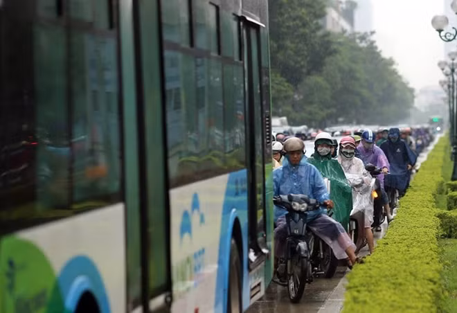 Theo dự báo, Thủ đô Hà Nội sáng có mưa rào rải rác và có nơi có giông, sau có mưa vài nơi, gió nhẹ. Trong cơn giông có khả năng xảy ra lốc, sét và gió giật mạnh, độ ẩm từ 62-97%. Nhiệt độ thấp nhất từ 24-27 độ; cao nhất từ 30-33 độ C.