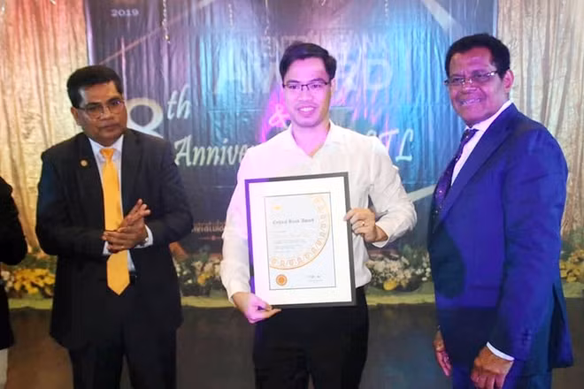 Ông Abraão de Vasconselos - Thống đốc Ngân hàng Trung ương Đông Timor (bên phải) trao giải thưởng cho CEO Telemor Trần Văn Bằng