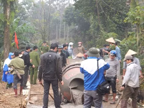 Không chỉ đóng góp ngày lương mà cán bộ, chiến sĩ còn cùng lao động với bà con để tạo sự gần gũi.
