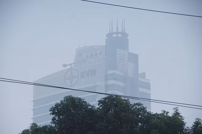 Tòa nhà Điện lực EVN vốn là một trong những công trình cao ở Hà Nội nhưng hôm nay cũng rất khó để nhìn rõ.