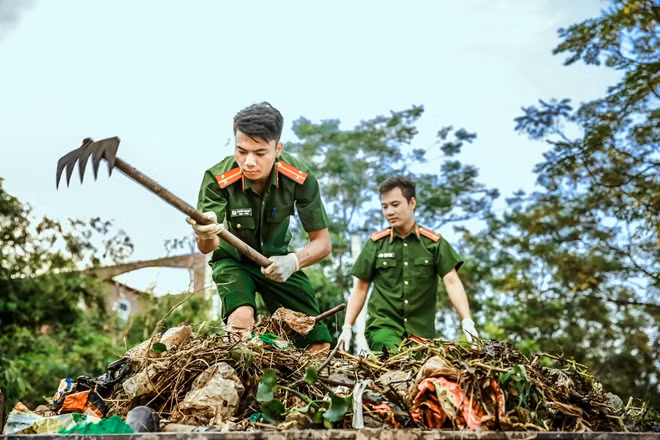 Hình ảnh về những chiến sĩ Công an đã để lại hình ảnh đẹp trong tâm trí người dân vùng rốn ngập Chương Mỹ.