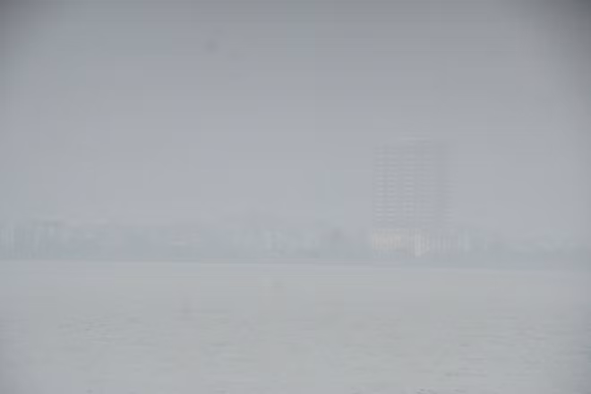 Đứng trên đường ven hồ Tây lộng gió, dù phóng tầm mắt hết sức nhưng cũng chỉ nhìn thấy mờ mờ một tòa nhà cao tầng ở phía xa.