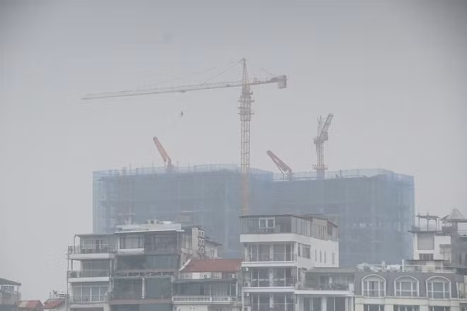 Sau những đợt không khí lạnh, sương mù xuất hiện khi hơi nước trong khí quyển ngưng kết lại thành những hạt nước rất nhỏ lơ lửng trong không khí và làm giảm tầm nhìn.