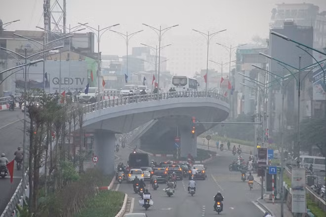 Cầu vượt Nghi Tàm - Thanh Niên vào thời điểm 6h45 sáng, người dân đã bắt đầu ra đường ngày một đông hơn nhưng màn sương mờ vẫn chưa có dấu hiệu tan bớt.