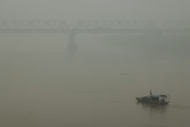 Cây cầu Chương Dương ẩn hiện trong màn sương sớm.