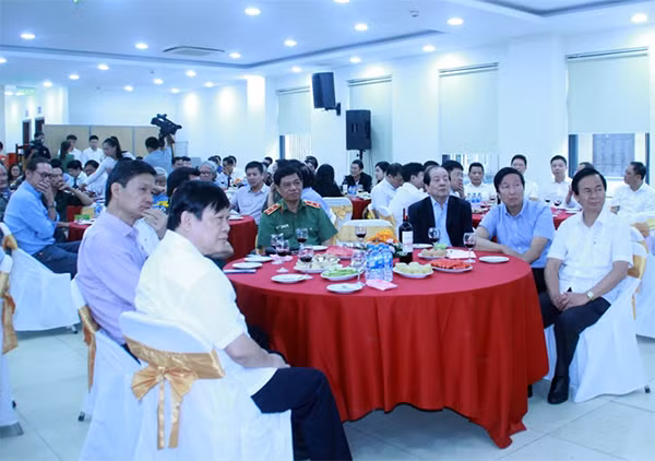 Trung tướng Đoàn Duy Khương và các văn nghệ sỹ, trí thức tham gia cuộc giao lưu