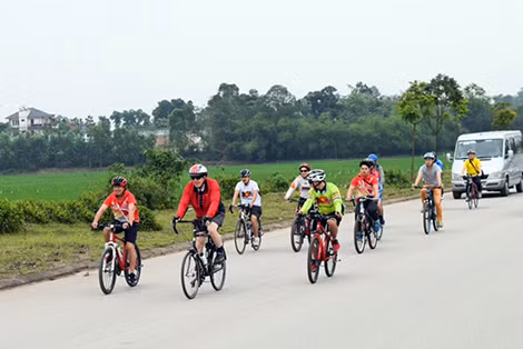 Đại sứ Mỹ đạp xe đạp dâng hương tại đền Hùng.