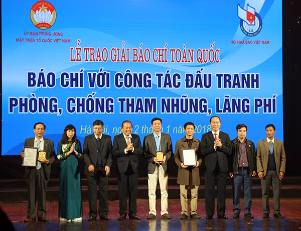 Chủ tịch nước Trần Đại Quang, Phó Thủ tướng Thường trực Trương Hòa Bình trao giải A cho các tác giả đoạt giải. Ảnh: Nhật Trường