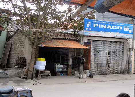 Rất nhiều quán bán nước, bán can mọc lên ở hai bên bờ sông.