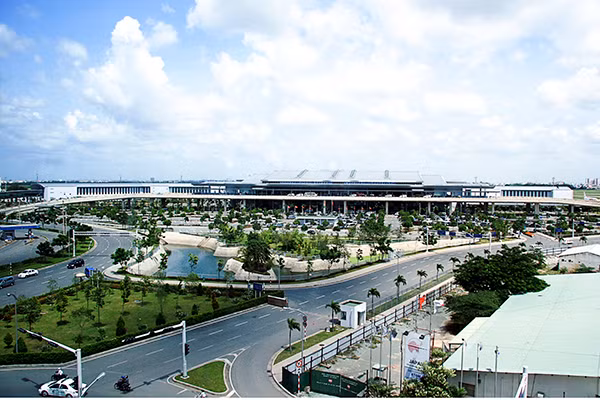 Sân bay Tân Sơn Nhất cần được mở rộng để chống quá tải.