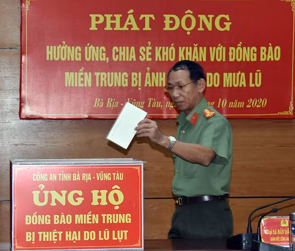 Đại tá Bùi Văn Thảo, Giám đốc Công an tỉnh và lãnh đạo, CBCS Công an tỉnh quyên góp ủng hộ đồng bào miền Trung.