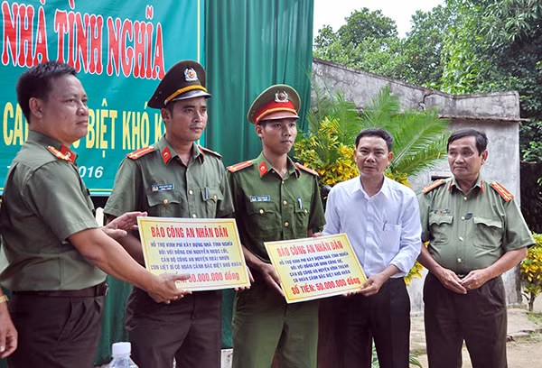 Đại diện Báo CAND và Công an tỉnh Bình Định trao 100 triệu đồng hỗ trợ xây dựng hai căn nhà tình nghĩa cho 2 cán bộ - chiến sĩ Công an huyện Sơn Hòa