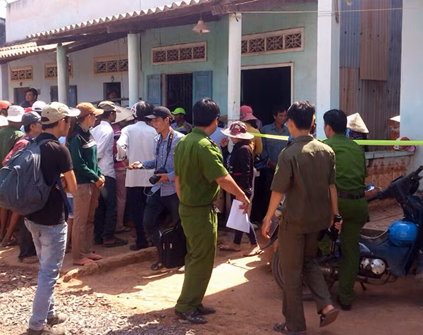 Các kỹ thuật viên tham gia khám nghiệm hiện trường một vụ trọng án.
