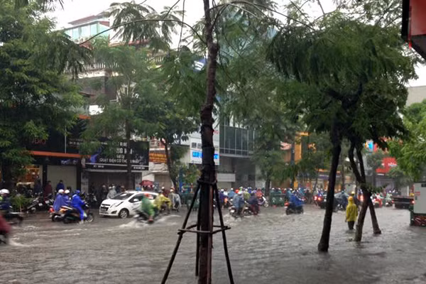 Phố Thái Hà ngập trong nước. Phố Thái Hà ngập trong nước.