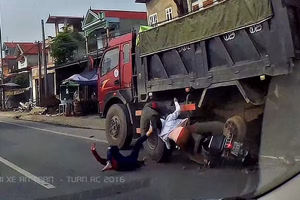 Lạng lách, đánh võng, vượt ẩu khiến cả hai nhận hậu quả nghiêm trọng.