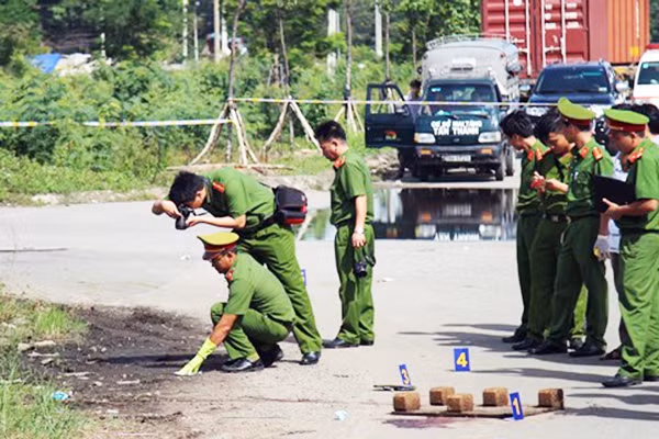 Lực lượng Kỹ thuật hình sự đang khám nghiệm hiện trường