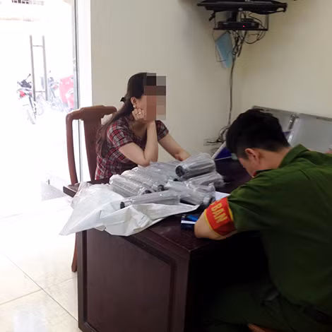 Một đối tượng buôn bán ma túy bị ông Hùng và Công an phường Khương Mai truy bắt.