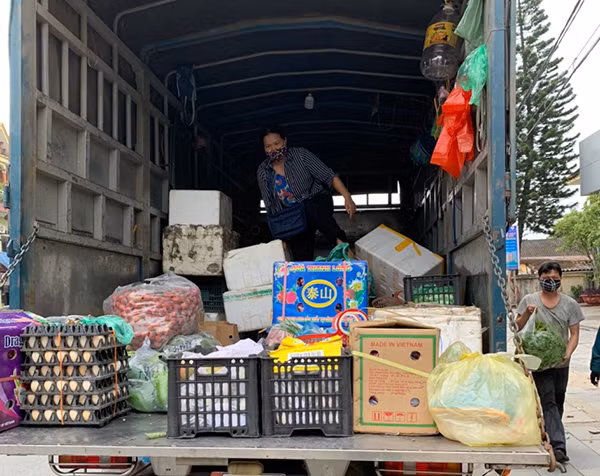 Lực lượng Công an phát hiện một người phụ nữ trốn trong thùng xe. Lực lượng Công an phát hiện một người phụ nữ trốn trong thùng xe.