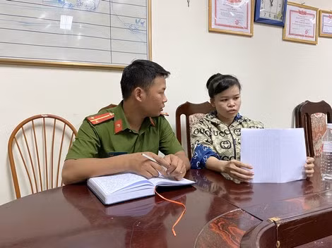 Chị Lăng Thị T khai báo tại cơ quan Công an. Chị Lăng Thị T khai báo tại cơ quan Công an.