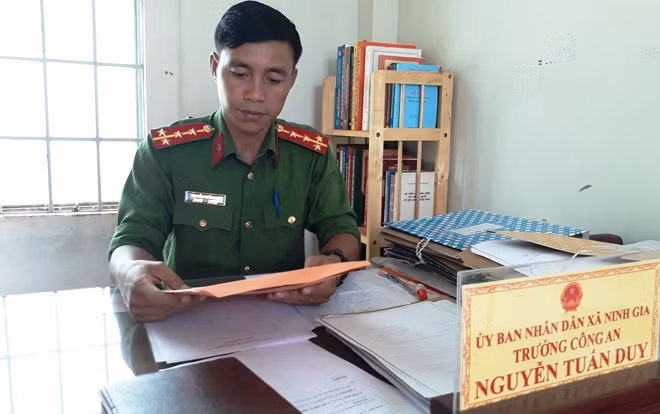Đại úy Nguyễn Tuấn Duy - Trưởng Công an xã Ninh Gia, kiểm tra hồ sơ người vi phạm tại cơ sở.