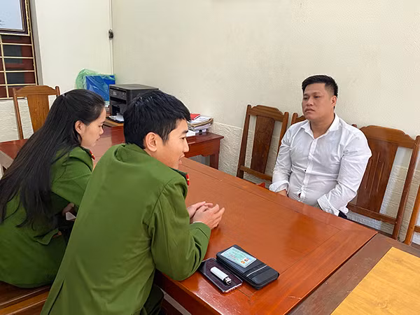 2 đối tượng truy nã Lê Nguyên Vũ (áo trắng) và Bùi Văn Thương