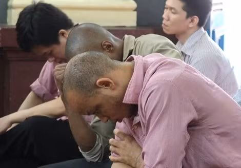 Nhiều gã trai Tây phải đứng trước vành móng ngựa vì tội lừa đảo. Nhiều gã trai Tây phải đứng trước vành móng ngựa vì tội lừa đảo.