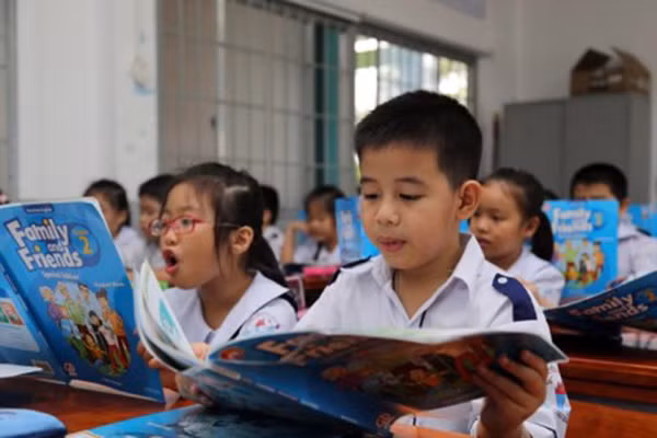 Hiện nay, tài liệu dạy học tiếng Anh trong nhiều trường tiểu học rơi vào tình trạng “trăm hoa đua nở”.