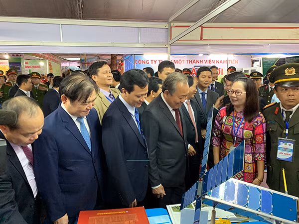 Phó Thủ tướng Trương Hòa Bình và GS. Phan Ngọc Minh – Phó Chủ tịch Viện Hàn lâm KH&CN Việt Nam cùng các đại biểu tham quan các sản phẩm công nghệ của các nhà khoa học Việt Nam Phó Thủ tướng Trương Hòa Bình và GS. Phan Ngọc Minh – Phó Chủ tịch Viện Hàn lâm KH&CN Việt Nam cùng các đại biểu tham quan các sản phẩm công nghệ của các nhà khoa học Việt Nam