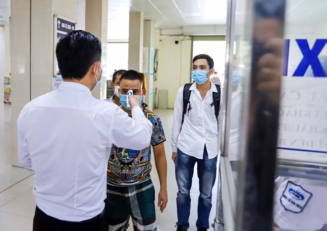 Hành khách đeo khẩu trang mới được vào bến xe.