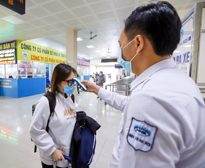 Ở các cửa ra vào bến, nhân viên đo thân nhiệt, nhắc nhở hành khách đeo khẩu trang, rửa tay bằng dung dịch khử khuẩn.
