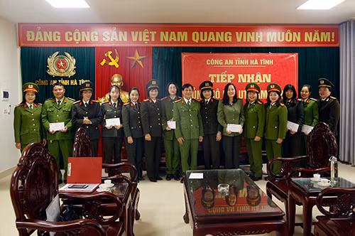 Đoàn công tác của Câu lạc bộ nữ Công an hưu trí tặng quà CBCS Công an tỉnh Hà Tĩnh bị thiệt hại do lũ