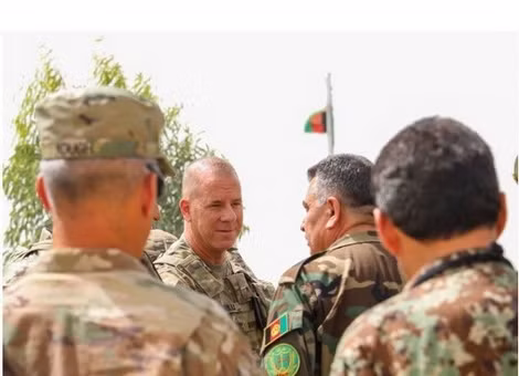 Chuẩn tướng Lục quân Mỹ Jeffrey Smiley (trái) nói chuyện với binh sỹ Afghanistan.