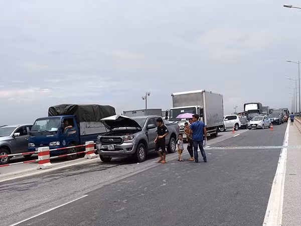 Chiếc bán tải chạy sau xe tải cũng bị hưng hỏng do bất ngờ không kịp phanh.