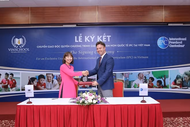Bà Lê Thị Thu Huyền, Giám đốc khối mầm non Vinschool và ông Peter De Beer, Giám đốc điều hành IPC ký kết chuyển giao độc quyền chương trình tại Việt Nam ngày 3/11/2016.